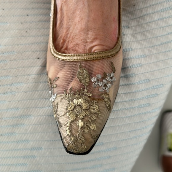 Women’s Vintage Stuart Weitzman Gold Flower Thick heel Sz 8 1/2 - Picture 10 of 11